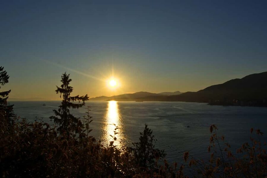 Sunset Bus Tour: Stanley Park & English Bay Photostops - Downtown Vancouver from the upper deck