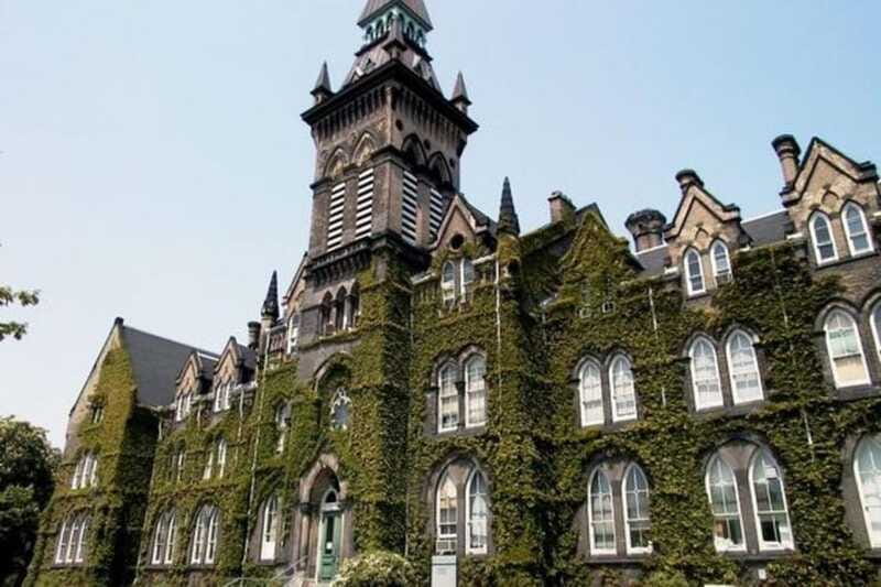 Toronto: Distillery & Old Town Private Walking Tour - What the two-hour timing really means