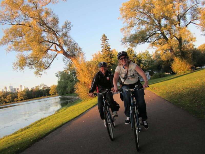 Toronto Islands: Morning or Twilight 3.5-Hour Bike Tour - Skyline views from the water and shore