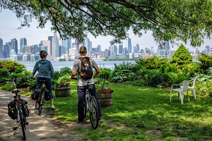Toronto Islands: Sunrise Breakfast Bicycle Tour - Reaching Wards Island as the city wakes