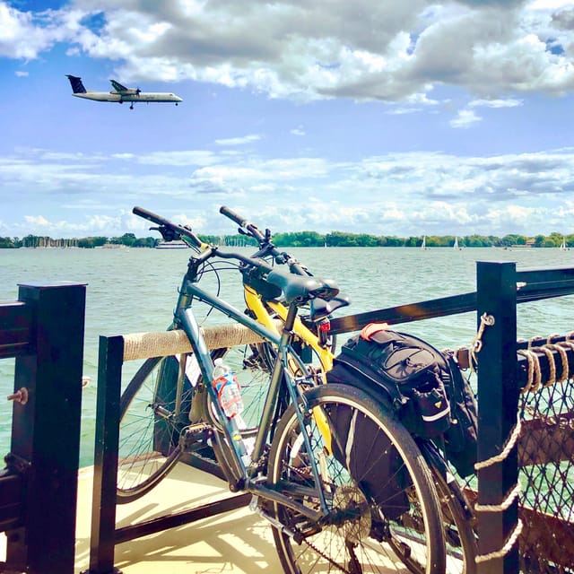Toronto Islands: Sunrise Breakfast Bicycle Tour - Breakfast outside at Runaway Cafe
