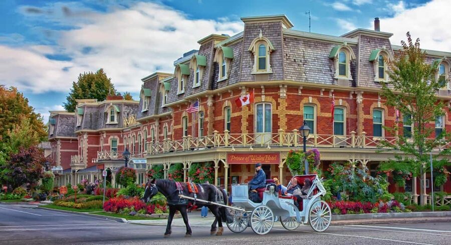 Toronto: Niagara Falls & NOTL Heritage Town Guided Day Tour - Niagara-on-the-Lake and the Floral Clock