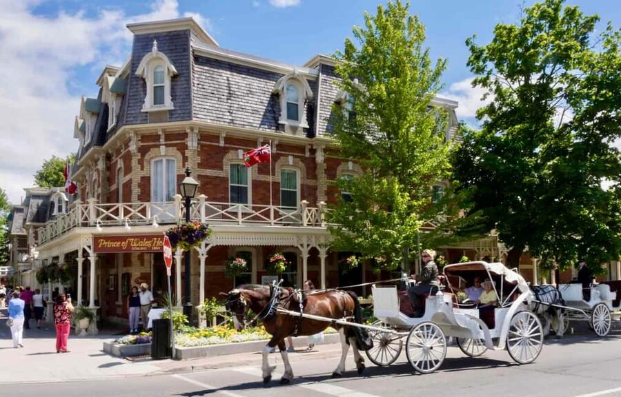 Toronto: Niagara-on-the-Lake, Wine Tasting & Chocolate Tour - Chocolate, maple syrup, and a country-market pause