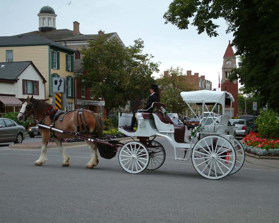 Toronto: Small-Group Niagara Falls Day Trip - Niagara-on-the-Lake and the winery stop