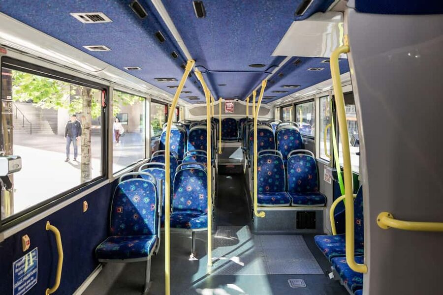 Vancouver: Hop-on Hop-off Sightseeing Tour with 10 Stops - How the commentary affects the experience