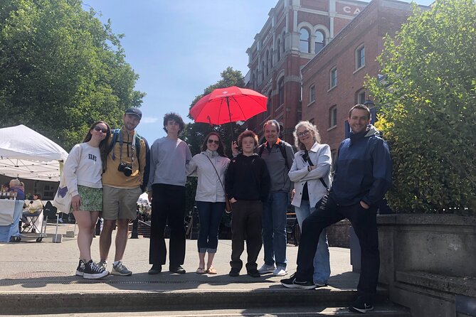 Victoria City Highlights 3 Hour Walking Tour | Grauity-Based - Thunderbird Park and Indigenous culture