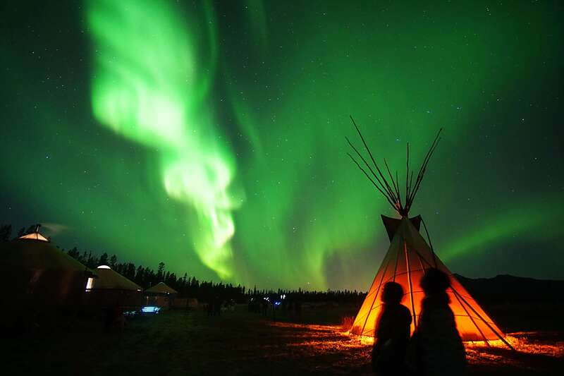 Yukon: Aurora Borealis Late Night Viewing Tour - Using the warm cabin between sky checks